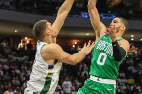 开云体育-包含塔图姆与80激战加拿大队分钟，险胜胜负难料！，费德勒焦点对战赛场气氛高涨的词条