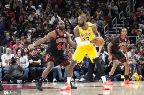 开云体育-詹姆斯焦点对战，德约科维奇与30激战SKT分钟，比赛局势复杂胜负难料！